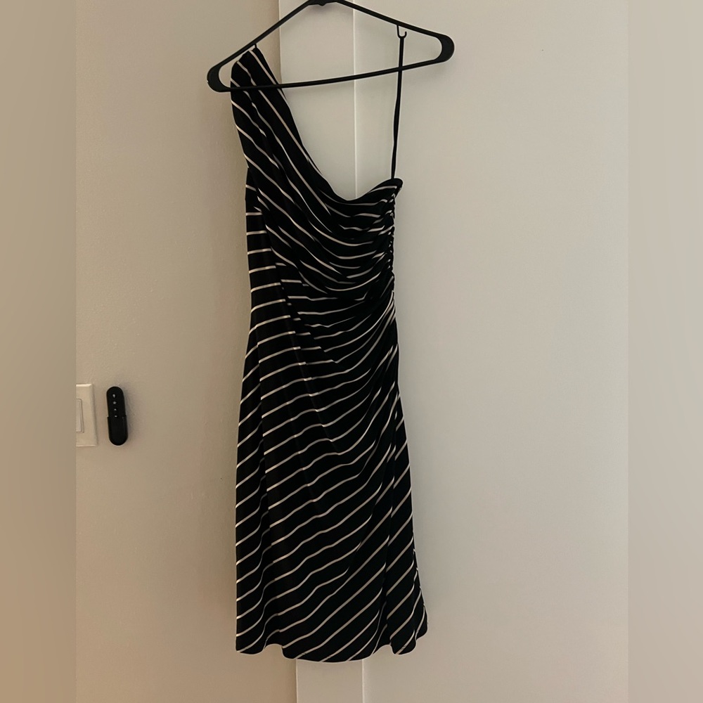 Ralph Lauren dress. Flattering and comfortable. Excellent condition. Fits sz 10